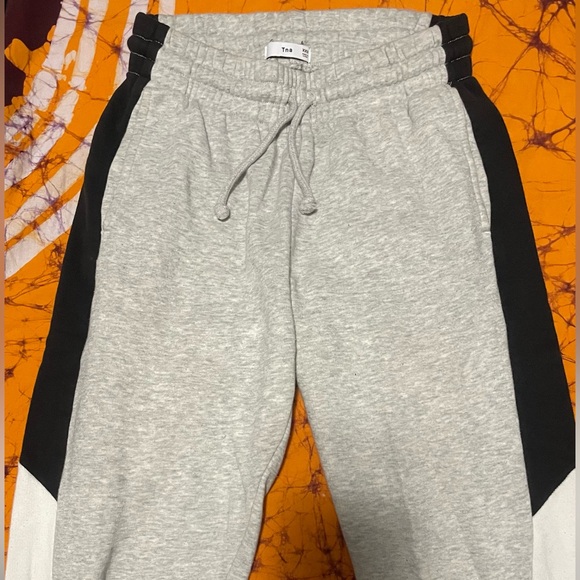 Aritzia TNA The Slim Sweatpant - Picture 2 of 6